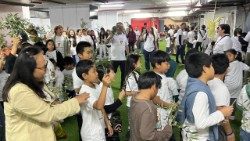 Palmsonntagfeier mit Kinder und Jugendlichen im Luftschutzkeller in Tel Aviv