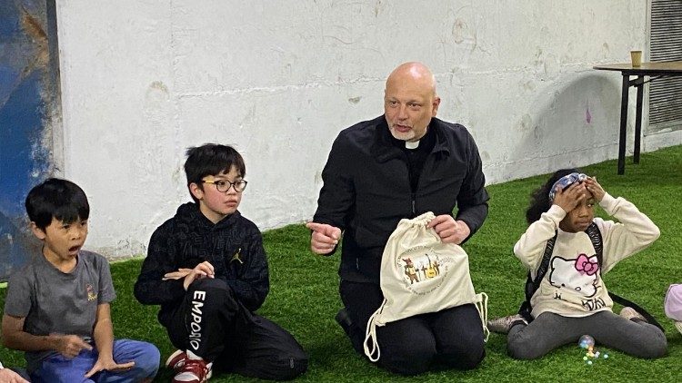 Piotr Zelazko, Patriarchal-Vikar, mit Kindern im Luftschutzkeller in Tel Aviv