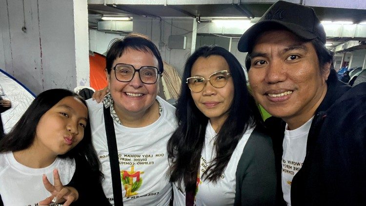 Monika Faes, zweite von links, mit hebr&auml;ischsprachigen katholischen Gl&auml;ubigen in Israel