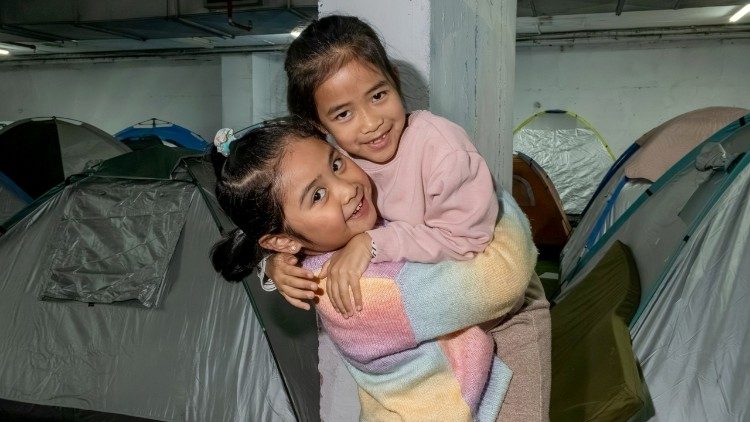 Katholische M&auml;dchen in der Zeltstadt im Luftschutzkeller