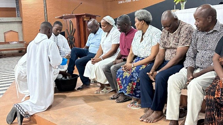 Rito do lava-p&eacute;s nas par&oacute;quias da Beira