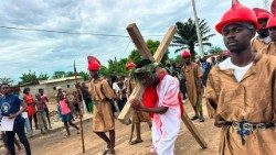 Fiéis em procissão na diocese de Caxito - Angola