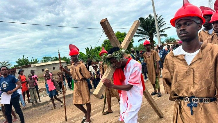 Fiéis em procissão na diocese de Caxito - Angola
