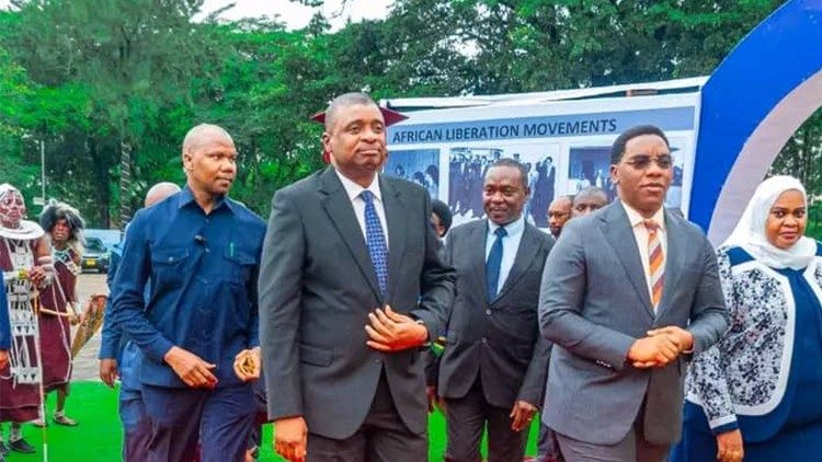 Makamu wa Pili wa Rais na Waziri Makonda wakiingia ukumbini