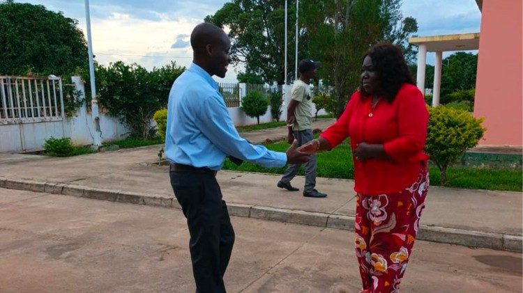 O P. Rui Sambo, da Arquidiocese de Saurimo, saudando a diretora do Lar