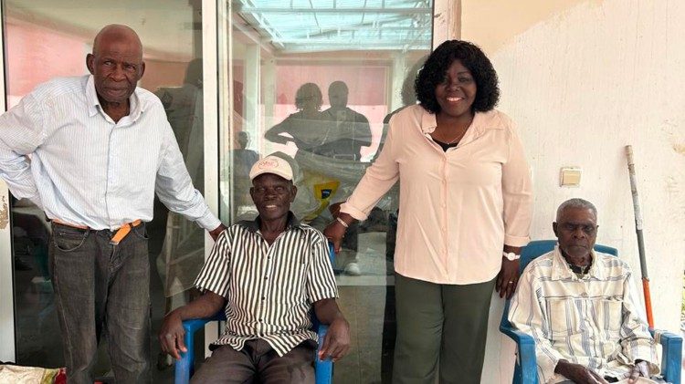 A diretora, Georgina Mwandumba, com alguns idosos do Lar