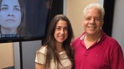 Regina Maia e Eduardo Borgerth durante a dublagem de Gemma Galgani, no Instituto Artístico Brasileiro (IAB), Barra da Tijuca (RJ)