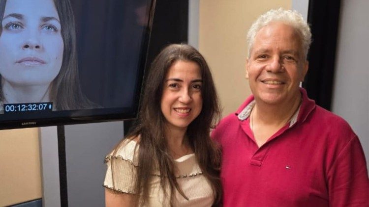 Regina Maia e Eduardo Borgerth durante a dublagem de Gemma Galgani, no Instituto Artístico Brasileiro (IAB), Barra da Tijuca (RJ)