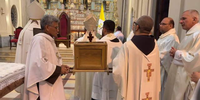 Las reliquias de San Francisco llegan a la Catedral Metropolitana de Asunci&oacute;n.