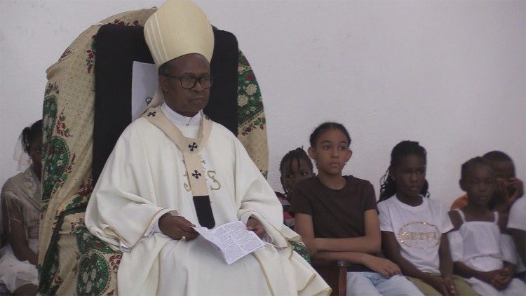 O baptismo representa um compromisso de servir a Igreja e viver a f&eacute; com fidelidade ...