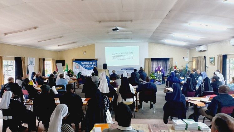 Momentos da confer&ecirc;ncia sobre “Mission&aacute;rios de esperan&ccedil;a e alegria em busca de uma nova vida”