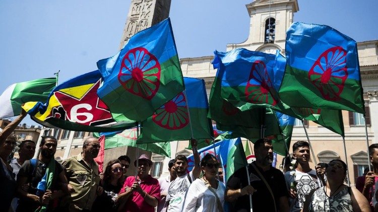 Una manifestazione a Roma per l'inclusione di Rom e Sinti
