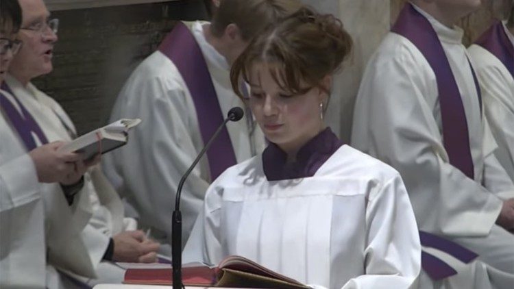 Clara Offermann beim Kantorendienst in der Kirche