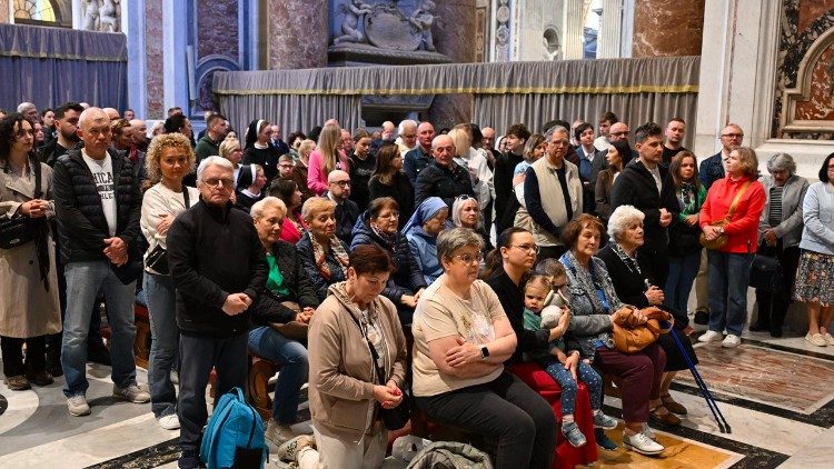 Polacy co tydzień licznie uczestniczą w Mszach św. przy grobie papieża-Polaka