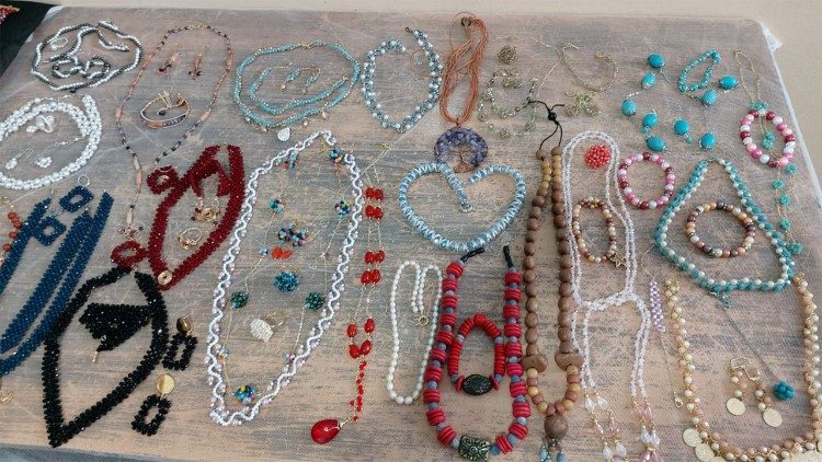 I monili realizzati dalle donne dell'"atelier di bijoux" 