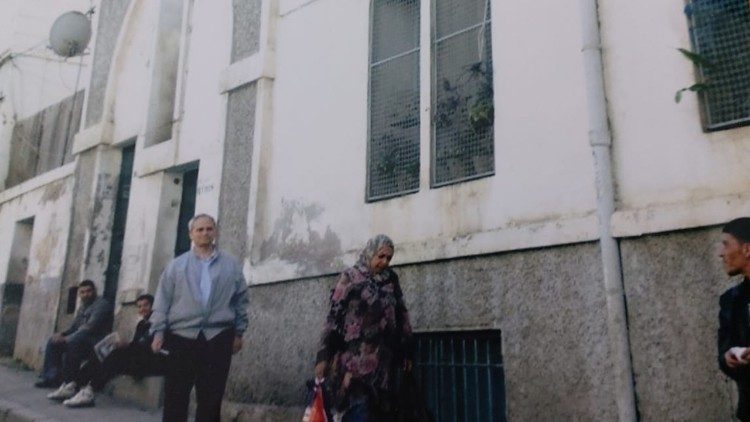 Robert Prevost durante una delle sue visite alle suore agostiniane d Bal El Oued
