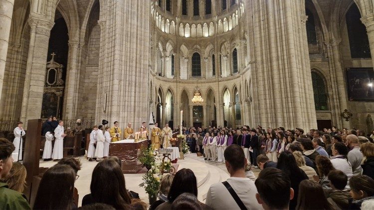 Ve Francii přijalo o Velikonoc&iacute;ch křest v&iacute;ce než 21 tis&iacute;c dospěl&yacute;ch a dosp&iacute;vaj&iacute;c&iacute;ch