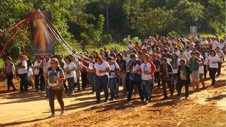 O Cen&aacute;culo Raios da Miseric&oacute;rdia, da Par&oacute;quia Nossa Senhora de F&aacute;tima em Presidente Venceslau (SP), testemunhou sua f&eacute; durante a Caminhada da Miseric&oacute;rdia (&copy;Eliane Virag)