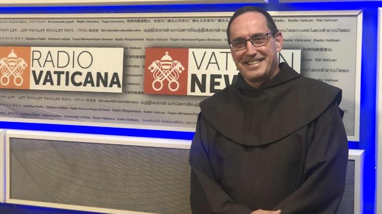 Padre Marquez Calle negli studi di Radio Vaticana