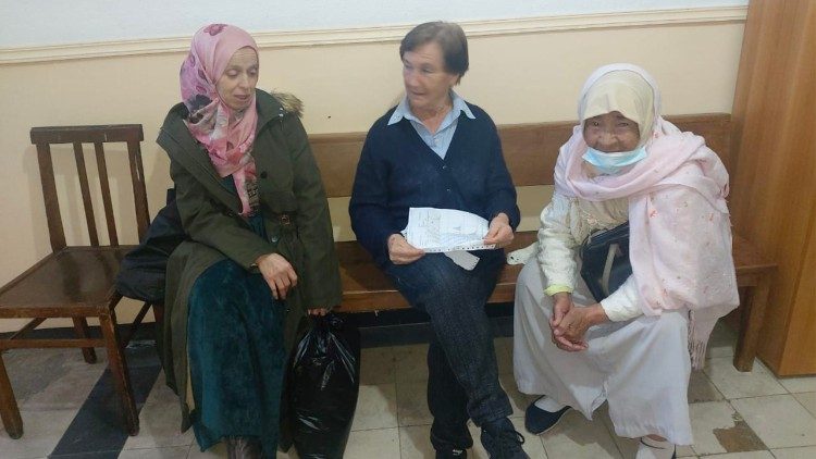 Suor Lourdes tra due donne algerine