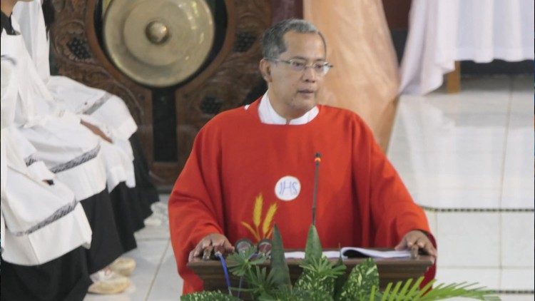 Fr. Martinus Suharyanto leads the Easter Mass, guiding the faithful in prayer amid an atmosphere of peace and unity.