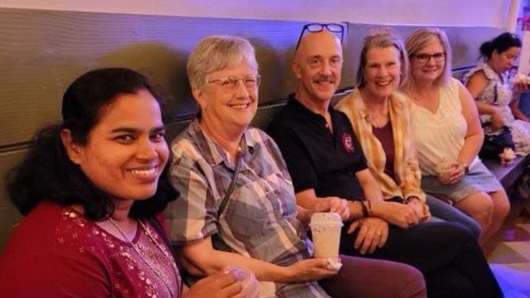 Suor Kakali con i colleghi di Chicago dove ha fatto un master in Counselling (foto realizzata da un collega)