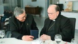 Bischof Bertram Meier (rechts) mit dem emeritierten Erzbischof von Vrhbosna, Kardinal Vinko Puljić, im Caritas-Altenheim in Kiseljak am 9. April 2026.
