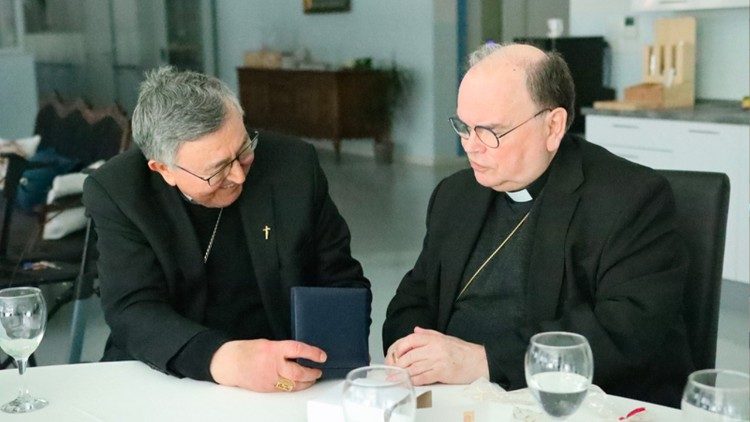 Bischof Bertram Meier (rechts) mit dem emeritierten Erzbischof von Vrhbosna, Kardinal Vinko Puljić, im Caritas-Altenheim in Kiseljak am 9. April 2026.