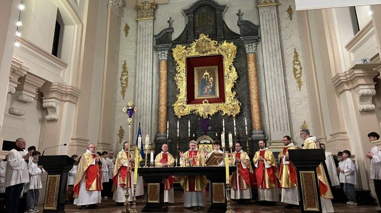 Un momento della visita in Ucraina di padre Miguel Marquez Calle 