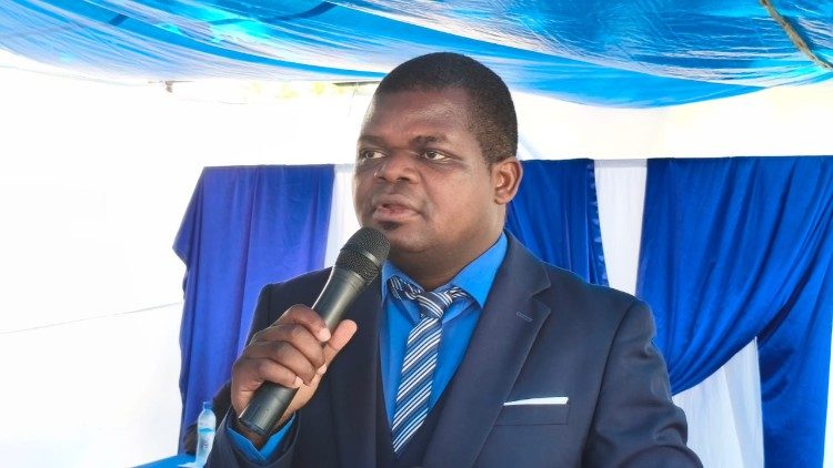 Padre Cantífula de Castro, escritor, jornalista e docente da arquidiocese de Nampula (Moçambique)