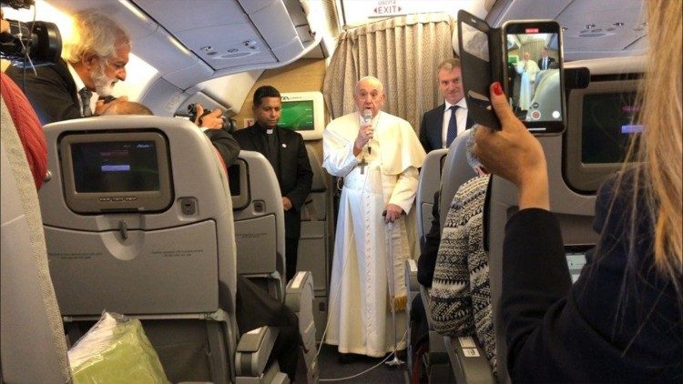 Papa Francesco e i giornalisti sul volo verso il Canada (24 luglio 2022).