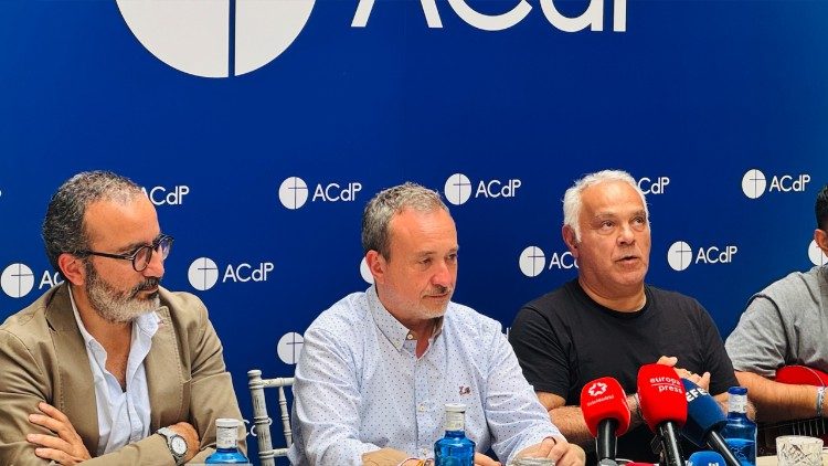 En la conferencia de prensa, Velasco y Reyes