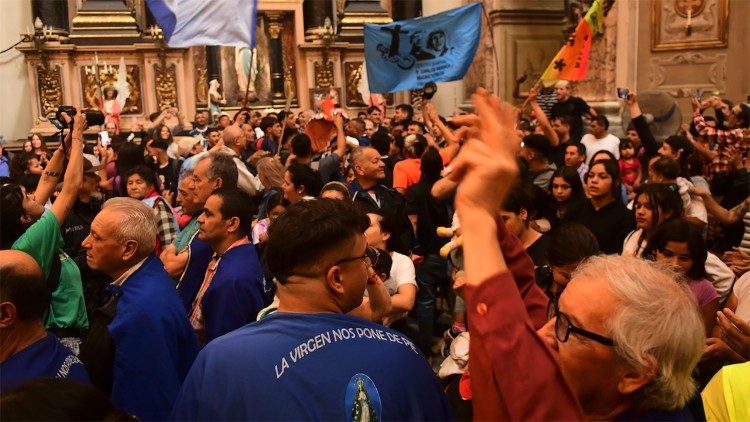 Con una caravana por el barrio natal de Francisco, comenzaron en Buenos Aires los actos para recordar su figura