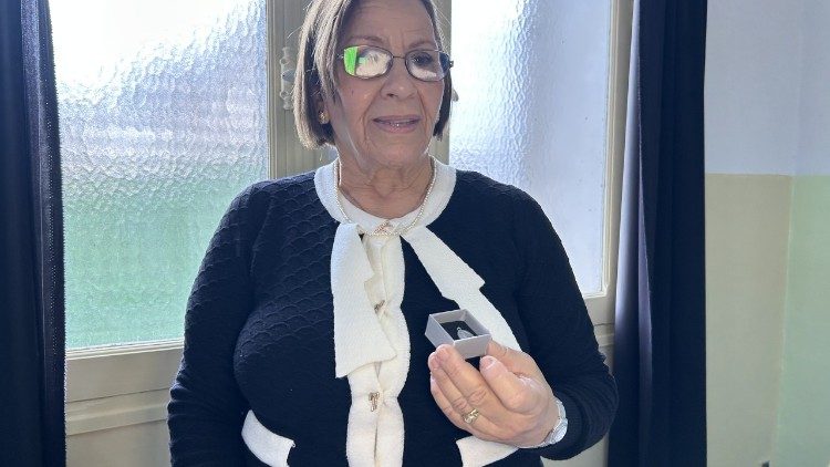 Semia Babou souhaite offrir au Pape la m&eacute;daille de la Vierge de son mari d&eacute;funt 