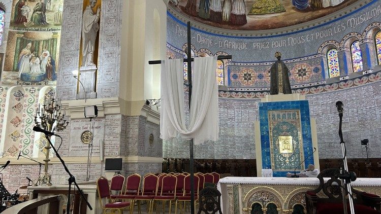 La statue de Notre-Dame d'Afrique, dans la basilique