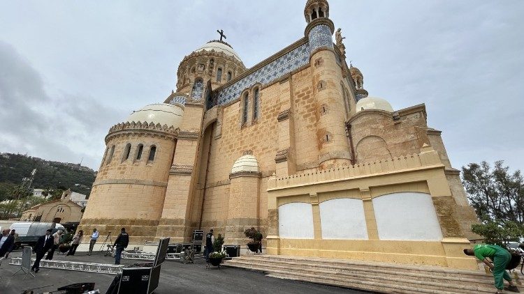 Derniers pr&eacute;paratifs au pied de la basilique Notre-Dame d'Afrique d'Alger.