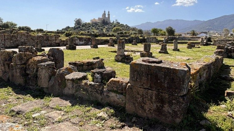 L'area archeologica di Hippo Regius. Sullo sfondo, in cima alla collina,  la basilica di Sant'Agostino.