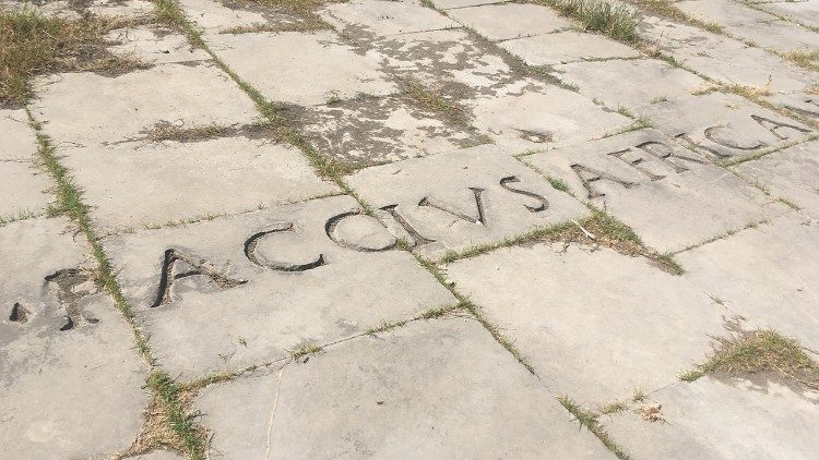Parte dell'iscrizione sulla pavimentazione del Foro dedicata da Caius Paccius Africanus, senatore romano, console e proconsole d'Africa tra il 77 e il 78 d.C