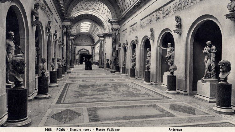 2.	Domenico Anderson, Veduta del Braccio Nuovo, Musei Vaticani, stampa alla gelatina bromuro d’argento, 1878-1882, Fototeca Musei Vaticani