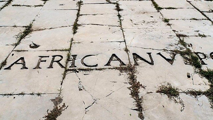 Deta&iacute;l n&aacute;pisu na dlažbě F&oacute;ra věnovan&eacute;ho Caiovi Pacciovi Africanovi, ř&iacute;msk&eacute;mu sen&aacute;torovi, konzulovi a africk&eacute;mu prokonzulovi v letech 77 a 78 