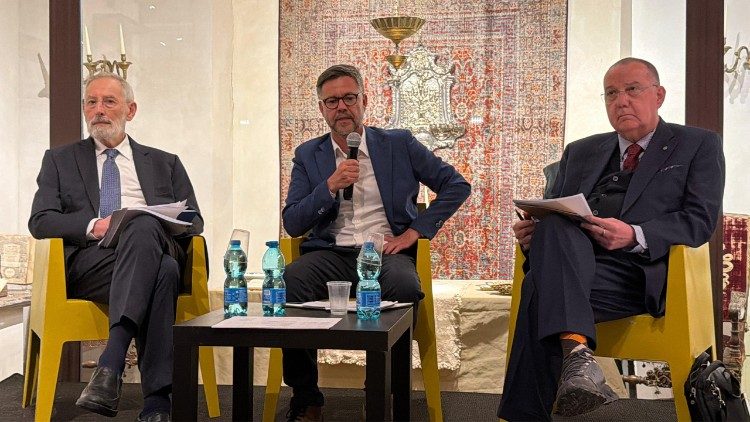 Panel dyskusyjny w Rzymie (ks. Paweł Rytel-Andrianik)