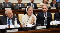 Al centro della foto suor Helen Alford, presidente della Pontificia Accademia delle Scienze Sociali.