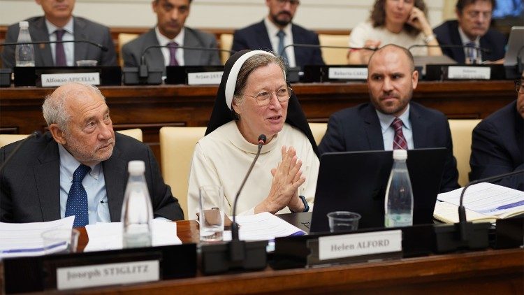 Al centro della foto suor Helen Alford, presidente della Pontificia Accademia delle Scienze Sociali.