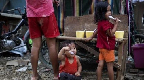 Filippine, lettera del vescovo Alminaza per una Chiesa vicino ai poveri