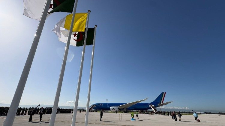 L'aereo con Papa Leone in partenza per il Camerun