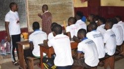 Des détenus suivant des cours de formation en prison dans l'archidiocèse de Douala.