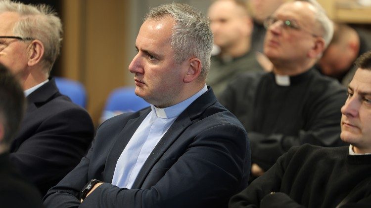 Kapłani zwracali uwagę, że wsp&oacute;łczesne pielgrzymki stają się miejscem spotkania ludzi o bardzo r&oacute;żnym poziomie zaangażowania religijnego (ks. Jakub Oczkowicz)