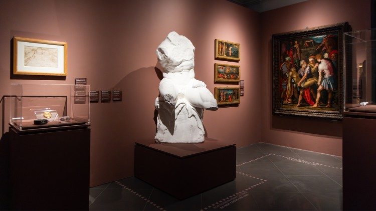 Allestimento della mostra "Vasari e Roma". Il calco del Torso del Belvedere. 