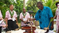 Barney Dunn, rappresentante della comunità di Togoru, guida un momento simbolico della celebrazione. Foto: Marcelo Schneider/Cec