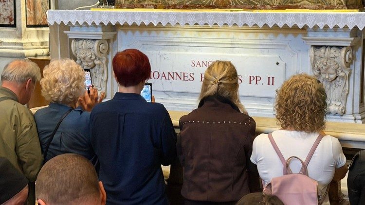 Modlitwa przy grobie Papieża Polaka